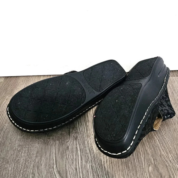 Croft & Barrow Black Print Slide Clogs 8.5 NWOT - Picture 3 of 6